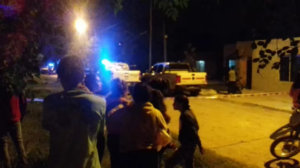una multitud se reune cerca de la casa de alma