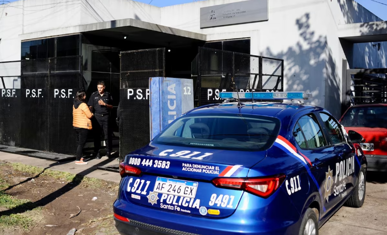 frente de comisaria vallada en rosario
