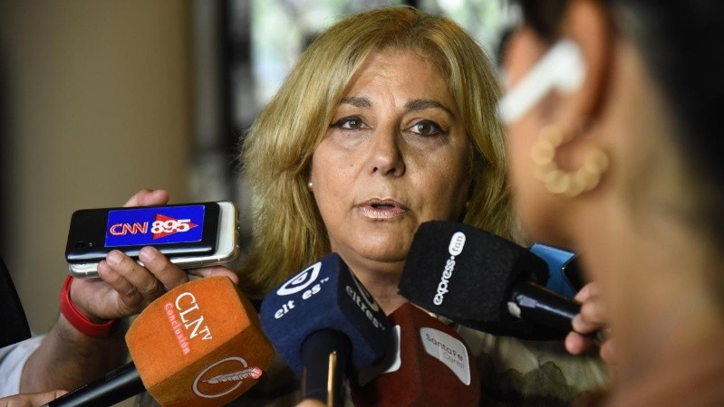 la ministra sonia martorano habla con los periodistas