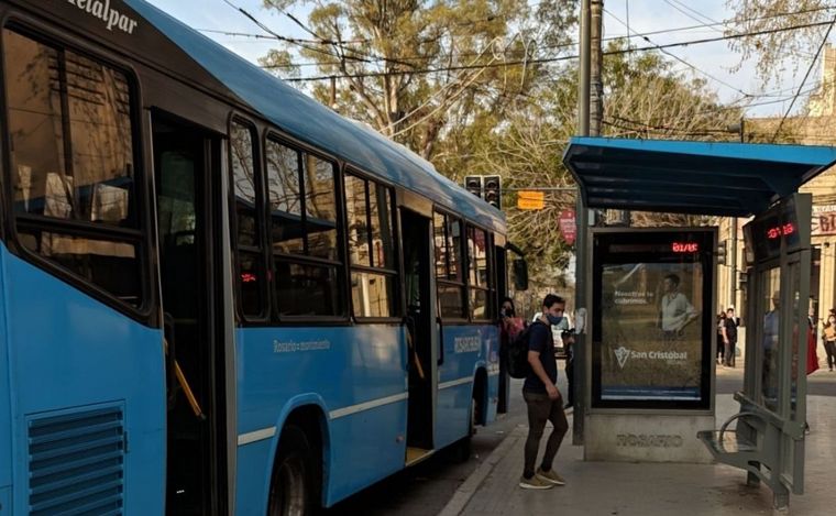 pasajero desciende de la linea Q