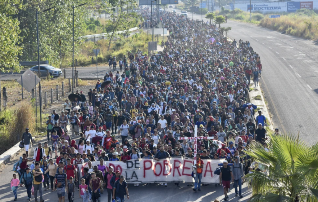 Una nueva caravana migrante parte desde México hacia la frontera con Estados Unidos